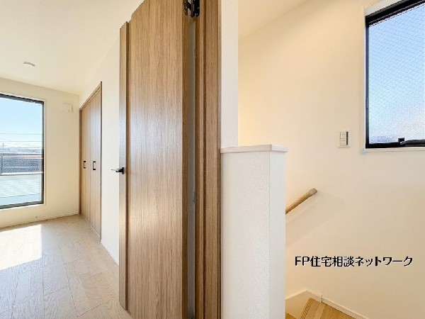 【3階ホール】3階廊下写真。採光窓からの自然光と木の質感が心地よい空間。各部屋へスムーズにアクセスでき、快適な生活動線を確保。住む人の心を満たす温かみのある住まいです。