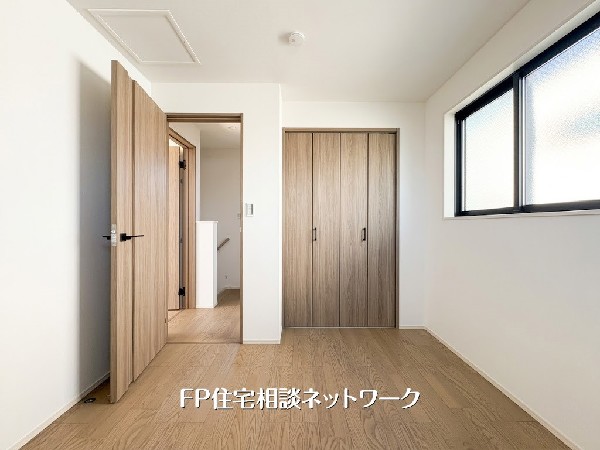 【洋室│4.8帖】明るく清潔感のある洋室。大容量のクローゼット完備で、お部屋をすっきりと保てます。2面採光で風通しも良く、快適なプライベート空間。新しい生活をここから始めませんか。