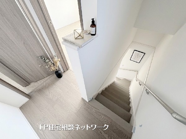 【階段】明るく開放的な階段スペース。こだわりのインテリアで、日々の昇降も楽しい時間に。安全面にも配慮し、快適な住まいづくりをサポートします。夢のマイホーム、ぜひ一度ご覧ください。