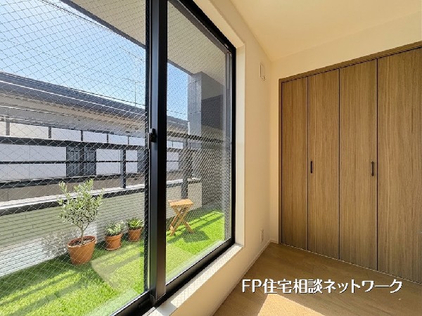 【バルコニー】本画像はAIがCGで芝・植栽を作成しており、実際の現地に芝・植栽は設置されておりません。また、販売価格に芝・植栽等は含まれておりません。