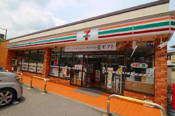 周辺環境:セブンイレブン　川崎中野島1丁目店(特にお弁当等の惣菜で一歩先を行くセブンイレブン。一昔前と比べると格段に美味しい！会社帰りに立ち寄れる立地は嬉しい限り！)