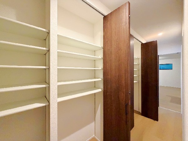 廊下に設置された壁収納は使い道色々！アイデア次第で収納上手に！