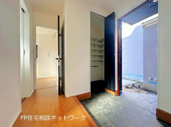 散らかりがちな玄関もスッキリと保てる玄関収納は、家の中に入る時最初に目に付く場所だからこだわりたいですよね！