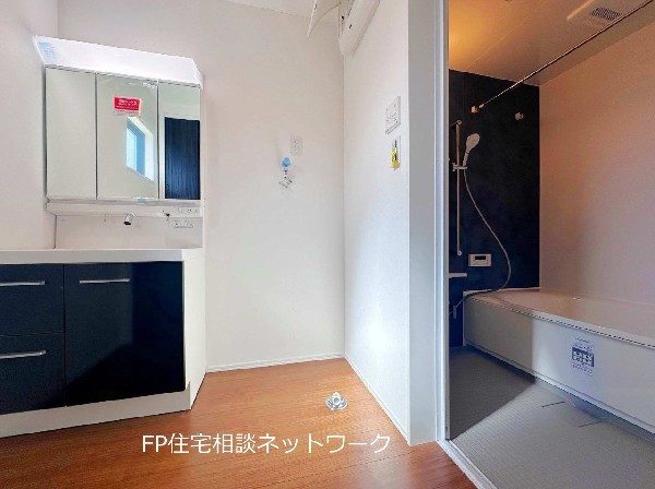 ゆとりの洗面スペースで朝の身支度も快適スムーズに。面鏡で髪のセットやお化粧もストレスなくこなせ、朝から気分良く通勤通学に向かえそうですね！鏡の裏にはたっぷりと収納スペースを標準装備！