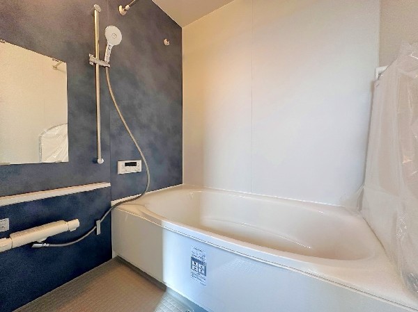 ご家族との憩いの場として、一日の疲れを癒す場として、ゆったりと足を伸ばしてくつろげる綺麗で清潔感のある色味の浴室。