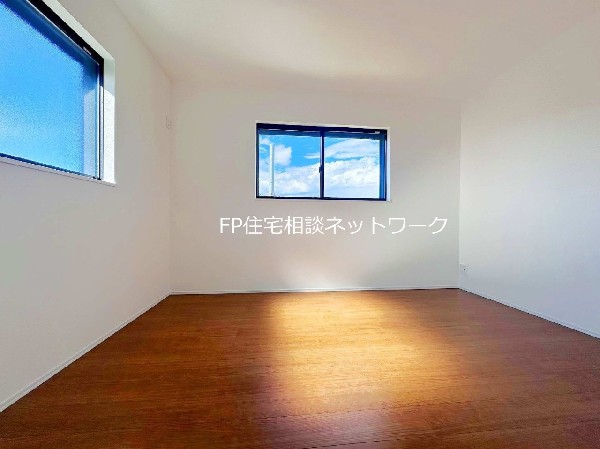 光が取り込みやすい2面採光の居室。日当たり良好です。しっかりとした大きさのクローゼットを完備し、収納スペースも十分。初めてのお子様にとっての「自分の部屋」。