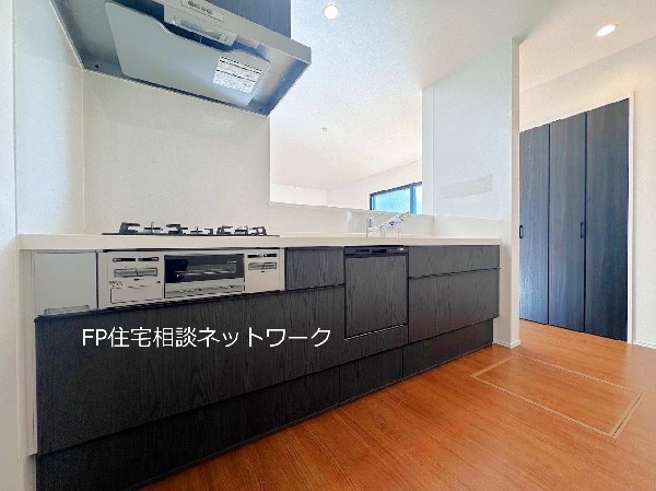 毎日使うキッチン周りが綺麗で清潔に保たれていると、お料理を作るのも楽しくなりますよね。おしゃれなペンダントライトや飾り棚など、機能性とデザイン性を持たせたキッチンで気持ちよくお料理が出来そうです。