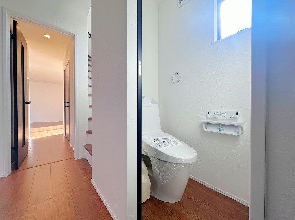 洗浄機能付き便座を標準装備。冬の寒い時期には暖房機能も活躍。快適にご利用いただけます。また、タンク奥のスペースを利用してちょっとした収納を造作することも可能。