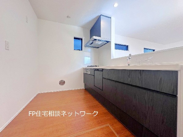 ビルトイン浄水器　キッチンには浄水器を標準装備。最近は水を飲むという場面以外にも料理で使用したり、野菜を洗う場合もキレイな水で洗いたいという人が増えてきています。