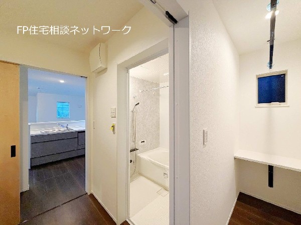 3口ガスコンロ　慣れている方も多く、火力が目に見えるため、使いやすいという方も多い、3口のガスコンロ仕様です。