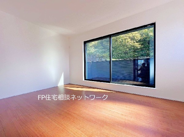 家族の一体感を感じられる広々としたスペース。家族と過ごす時間を大切にする方にピッタリのゆとりの住空間です。お子様が元気に走り回っても安心して見守れます。家族の笑い声が今にも目に浮かびそう。