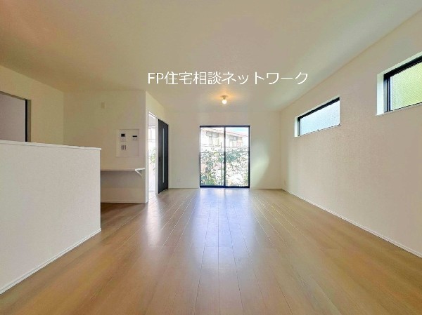 ご家族だんらんのスペースとなるリビング。家具の配置がしやすい広さを確保しつつ、窓が多い設計は色々な角度から光が取り込めるこだわりの間取りです。明るいリビングで寛ぐ新しい生活をスタートさせてみませんか。