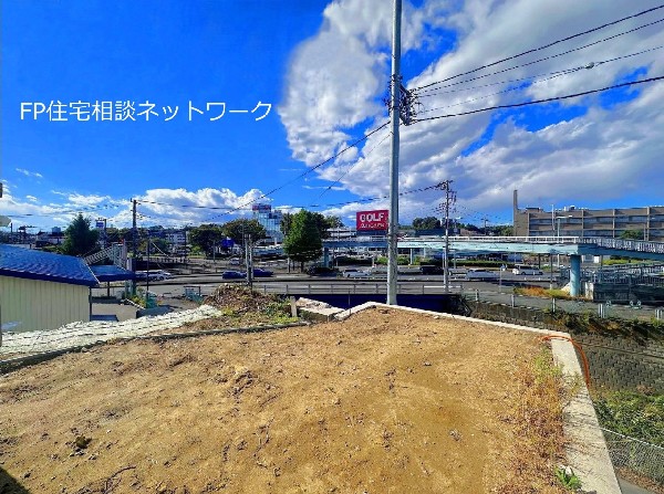 外観:四季を通じて自然と触れ合えるスポットが周辺には盛りだくさん！お散歩やジョギング、週末のご家族での遊びに最適です。目の前に広がる開放感とゆとり、暮らしの夢を育む理想の住まいがここにはあります。