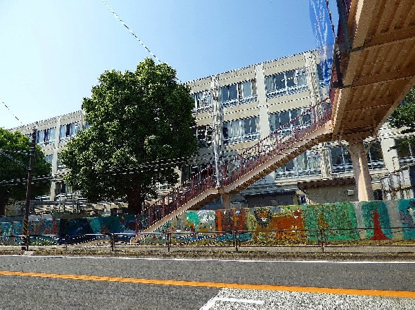 周辺環境:川崎市立宮崎小学校(お子様が一日の中でも長い時間を過ごす小学校。どんどん成長していくお子様の姿が目に浮かびます。)