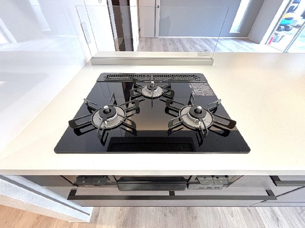 同仕様設備：慣れている方も多く、火力が目に見えるため、使いやすいという方も多い、3口のガスコンロ仕様です。
