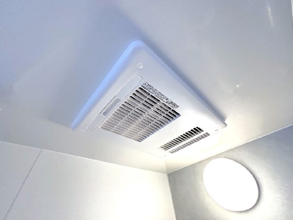 同仕様設備：お風呂場そのものを乾燥機にしてしまう便利な機能。梅雨時期や花粉の時期に助かる。冬の時期には暖房機能がヒートショックを防ぐ。