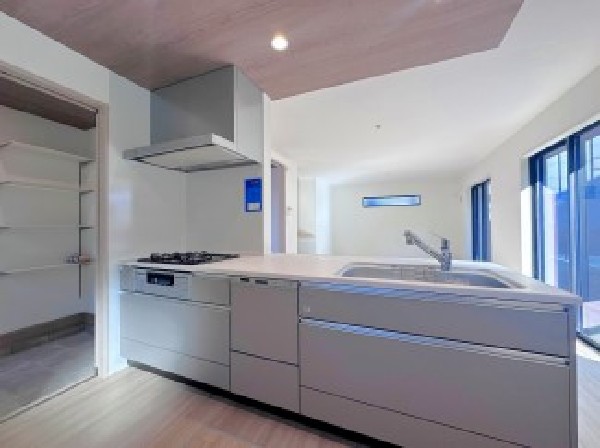 スライド収納付きのシステムキッチン。パスタ鍋や圧力鍋、フライパンなどもおしまい頂け、出し入れもスムーズ。料理器具や調味料など細かな物も取りやすく、お子様と一緒にお料理も楽しめます。