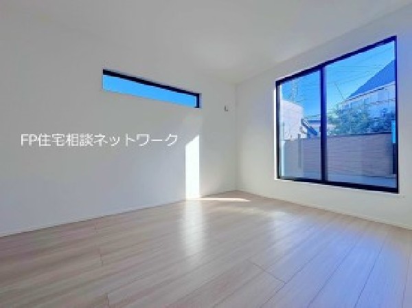 2面採光でお部屋の隅々まで明るい印象の居室。おひさまの光を、爽やかな風をたっぷりと取り込めます。居室内はいつも明るい印象ですので、毎日の生活も自然と明るくなりますね。