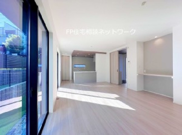 ご家族だんらんのスペースとなるリビング。家具の配置がしやすい広さを確保しつつ、窓が多い設計は色々な角度から光が取り込めるこだわりの間取りです。リビングで寛ぐ新しい生活をスタートさせてみませんか。