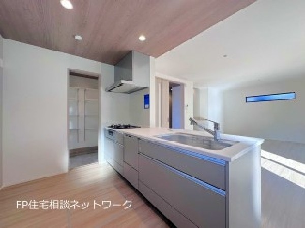 毎日使うキッチン周りが綺麗で清潔に保たれていると、お料理を作るのも楽しくなりますよね。おしゃれなペンダントライトや飾り棚など、機能性とデザイン性を持たせたキッチンです。