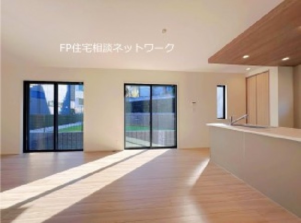 大切なご家族が集まるからこそLDKにはこだわりたいですよね！休日はおひさまの光をたっぷりと取りこめるリビングでゆったりと過ごしませんか？子供たちが元気に走り回っている姿が目に浮かぶ空間です。