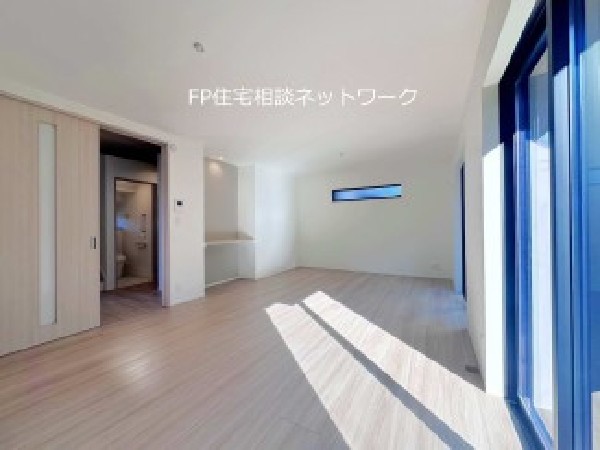 家族の一体感を感じられる広々としたスペース。家族と過ごす時間を大切にする方にピッタリのゆとりの住空間です。お子様が元気に走り回っても安心して見守れます。家族の笑い声が今にも目に浮かびそう。