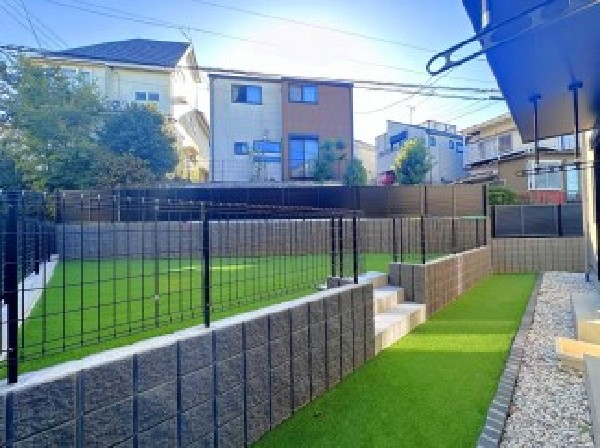 外観:住まいに陽当りと潤いをもたらす、広いお庭があります。成長する樹木に見守られ、家族の物語が始まります。広いため、どんなお庭にしていくか、お子様のプール遊び、ガーデニングなど、幅広く楽しめます。