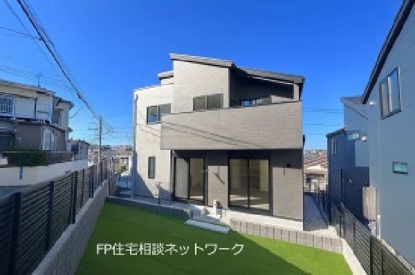 外観:年中大活躍のプライベート空間になるお庭は、ご家族の団らんの場として最適なスペース。夏場にはご家族やご友人を招待してのBBQやお子様の水遊びも楽しめますね！家族の思い出作りの場として。