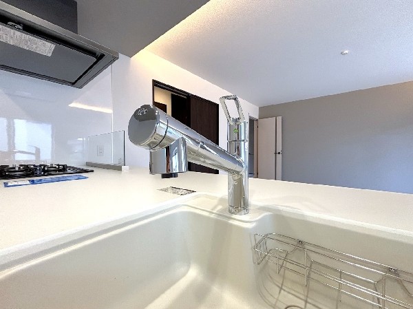 同仕様設備：キッチンには浄水器を標準装備。最近は水を飲むという場面以外にも料理で使用したり、野菜を洗う場合もキレイな水で洗いたいという人が増えてきています。