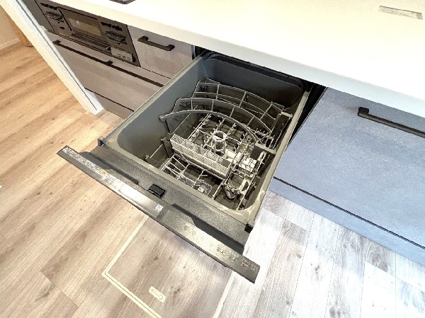 同仕様設備：利用者が増えているのはメリットが多いから。時間の節約、手が荒れない、水道代の節約、高温度で洗うので油汚れもしっかり落とせる。まさに理想家電。