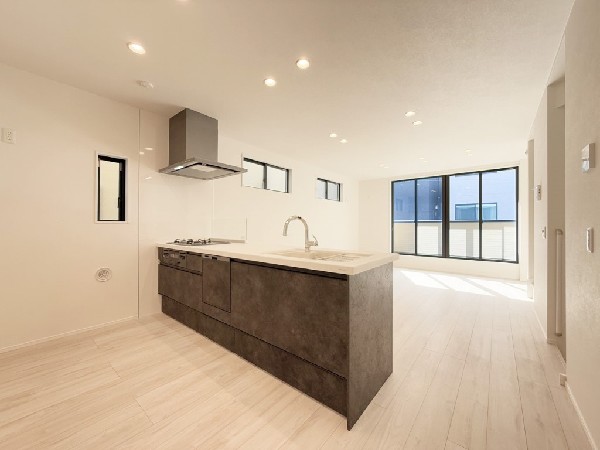 リビングで遊ぶお子様を見守りながらお料理が出来る対面式カウンターキッチンは、料理をしながらご家族との会話を楽しめます。毎日のお料理も楽しくなりますね。