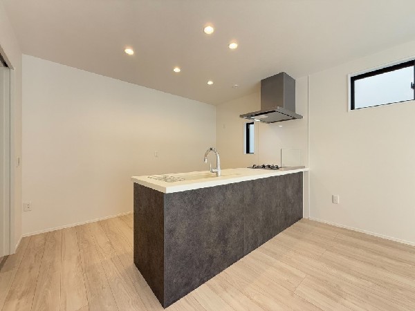 ペニンシュラキッチンですので、出来上がったお料理をカウンターに並べてお子様が運ぶなど、お手伝いの時間も増えそうですね。