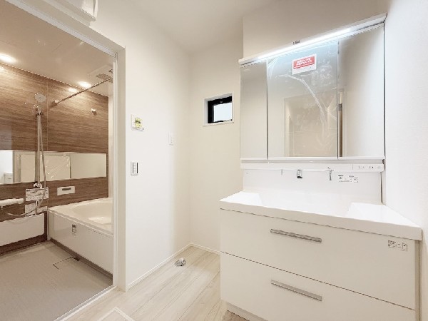 鏡の裏に収納棚を確保した三面鏡を採用。化粧品や歯ブラシなどを機能的に収納。また、三面鏡の本当の利点は三枚の鏡を合わせることで、頭の側面や背面が見れること。