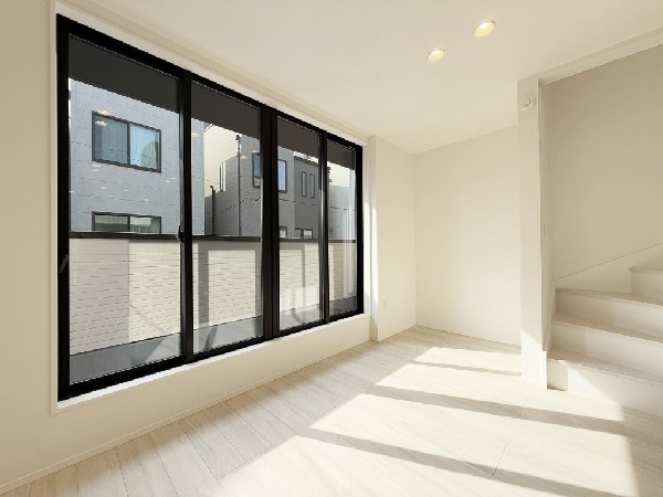 大きく面した掃出し窓から光が降りそそぐ開放的なリビング。大きな窓からは、太陽の光はもちろん、爽やかな風が吹き抜けます。快適で心地の良い空間を演出してくれます。