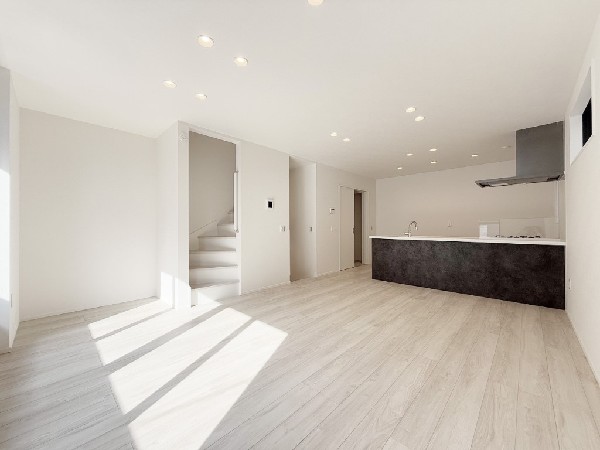 想像以上の質感が訪れる者の心を離さない。フローリング素材、窓の配置、壁面タイル、カラーバランス、どれをとってもワンランク上の仕上がり。