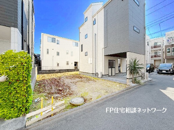 外観:建物はスタイリッシュなデザイナーズ住宅！床暖房や食洗機、浴室乾燥機なども標準設置で、充実した設備です。