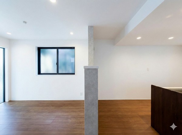 大切なご家族が集まるからこそLDKにはこだわりたいですよね！休日はおひさまの光をたっぷりと取りこめるリビングでゆったりと過ごしませんか？子供たちが元気に走り回っている姿が目に浮かぶ空間です。