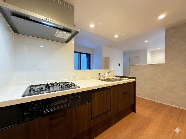 スライド収納付きのシステムキッチン。パスタ鍋や圧力鍋、フライパンなどもおしまい頂け、出し入れもスムーズ。料理器具や調味料など細かな物も取りやすく、お子様と一緒にお料理も楽しめます。