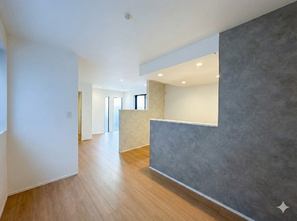 リビングを通過して2階へと登れるリビングイン階段仕様です。ただいま！おかえり！行ってきます！の声が響き渡る、毎日大切な家族とコミュニケーションが取れる家族思いの間取りを作りました。