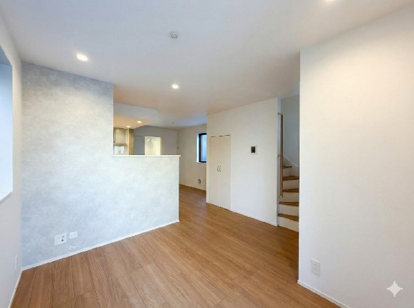 ご家族だんらんのスペースとなるリビング。家具の配置がしやすい広さを確保しつつ、窓が多い設計は色々な角度から光が取り込めるこだわりの間取りです。リビングで寛ぐ新しい生活をスタートさせてみませんか。