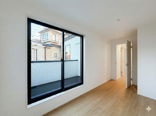 光が取り込みやすい2面採光の居室。日当たり良好です。しっかりとした大きさのクローゼットを完備し、収納スペースも十分。初めてのお子様にとっての「自分の部屋」。学習デスクやベッドの配置もラクラクです。