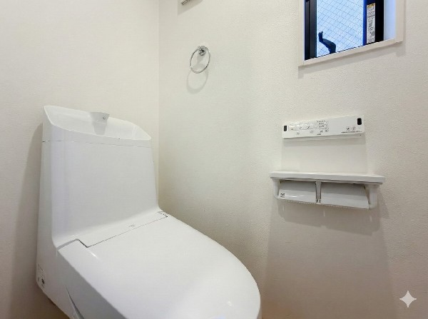 洗浄機能付き便座を標準装備。冬の寒い時期には暖房機能も活躍。快適にご利用いただけます。また、タンク奥のスペースを利用してちょっとした収納を造作することも可能です。