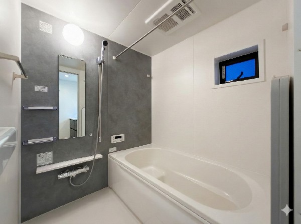 ご家族との憩いの場として、一日の疲れを癒す場として、ゆったりと足を伸ばしてくつろげる綺麗で清潔感のある色味の浴室。気持ちの良い光と爽やかな風をたっぷりと取りこめる開閉式の窓も設置しています。