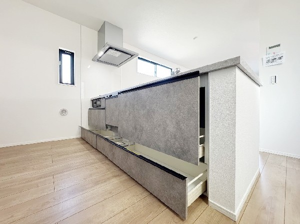 スライド収納付きのシステムキッチン。料理器具なども収納できて出し入れもスムーズ。収納量もたっぷりなので料理器具やストック調味料なども入れられる。