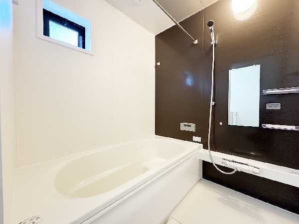 ゆったり入れる一坪バス。足を伸ばして入れるサイズは一日の疲れを癒すのに嬉しい広さ。お子様と一緒の入浴でも充分な広さです。