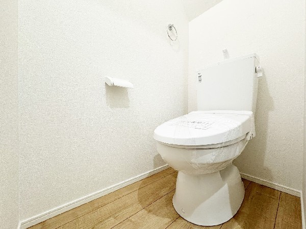 ウォシュレット、暖房便座機能付のトイレです。従来型に比べ節水効果があり、お手入れもしやすいので、家計も家事の負担も軽減してくれます。