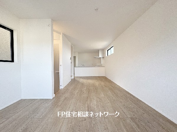 大切な家族が集まるからこそLDKにはこだわりたい。日当たりのよい広いＬＤＫを、子供たちが元気に走り回っている姿を見た時「広い家にして良かった」と思う。