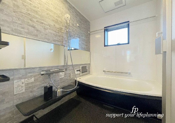 【プラン例　建物価格2200万円　建物面積100m2】1.25坪の大きなユニットバスを採用。楕円形の浴室がリラックス効果を増加させる。浴室暖房乾燥機、ほっカラリ床、が装備。