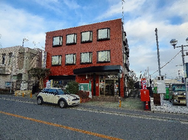 周辺環境:川崎向ヶ丘郵便局(くらしを様々な角度から支えてくれる郵便局。公共料金の支払い・年金の受取、住民票の受取等、生活する中で必須な手続ききが出来てうれしい施設です！)