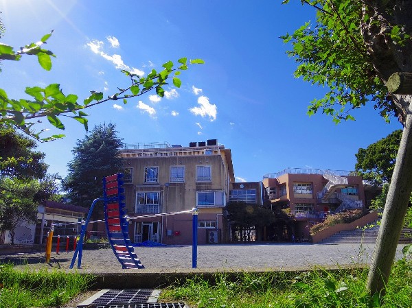 周辺環境:向丘小学校(お子様が一日の中でも長い時間を過ごす小学校。のびのびと過ごし、広い校庭で元気に駆け回ったり、どんどん成長していくお子様の姿が目に浮かびます。)